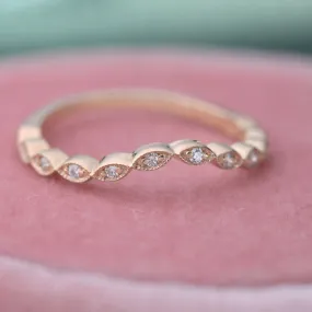 12 diamonds Curved Scalloped Wedding Band with in 14k Gold