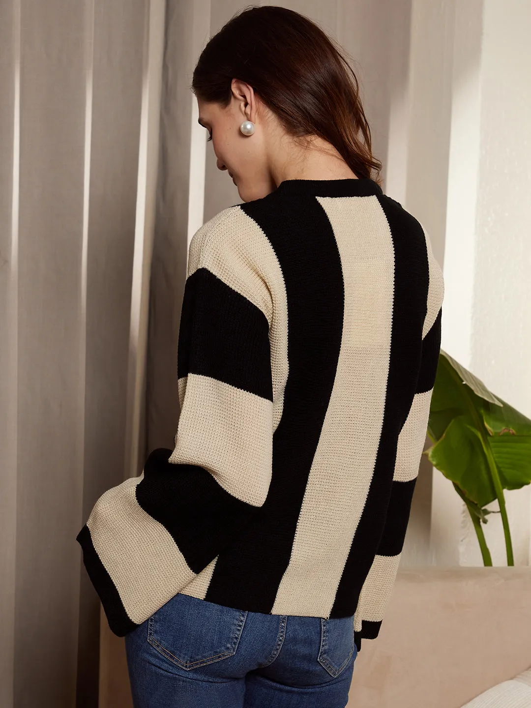 Berrylush Women Black & White Frenchy Two-Tone Printed Round Neck Drop-Shoulder Sleeves Ribbed Hem Regular Sweater