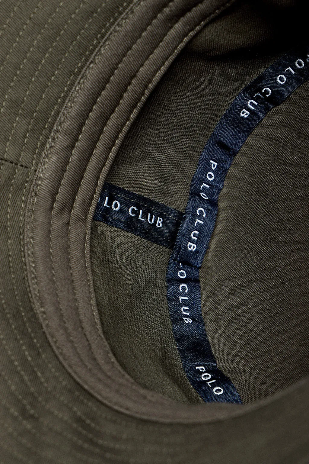 Sombrero bucket verde caqui con logo bordado minimal Polo Club