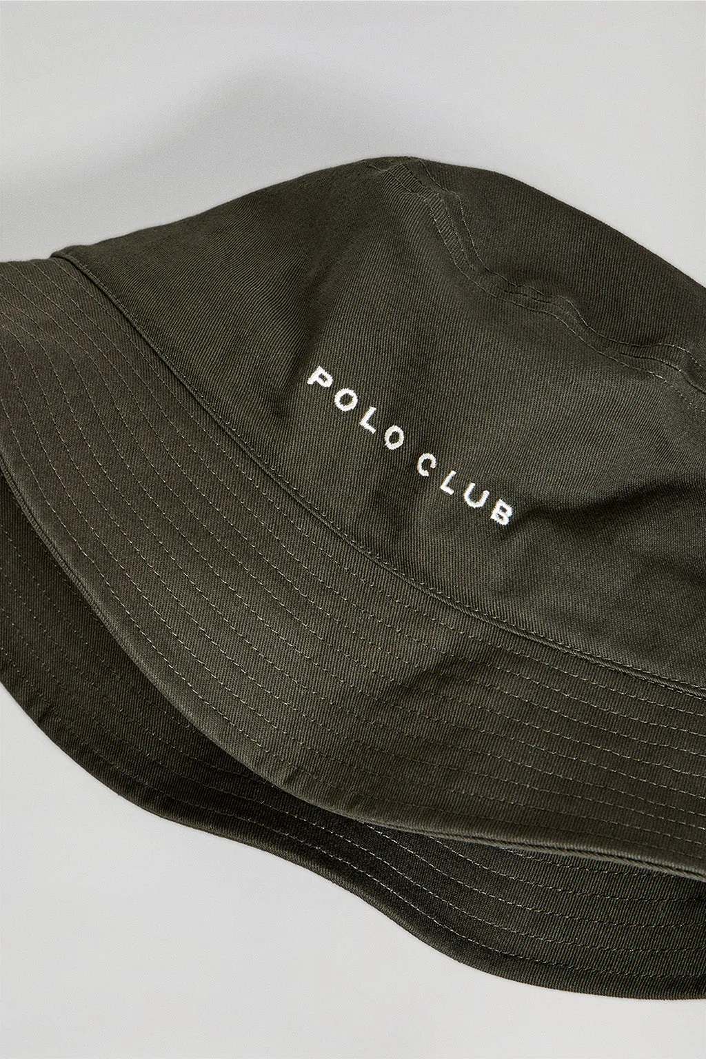 Sombrero bucket verde caqui con logo bordado minimal Polo Club