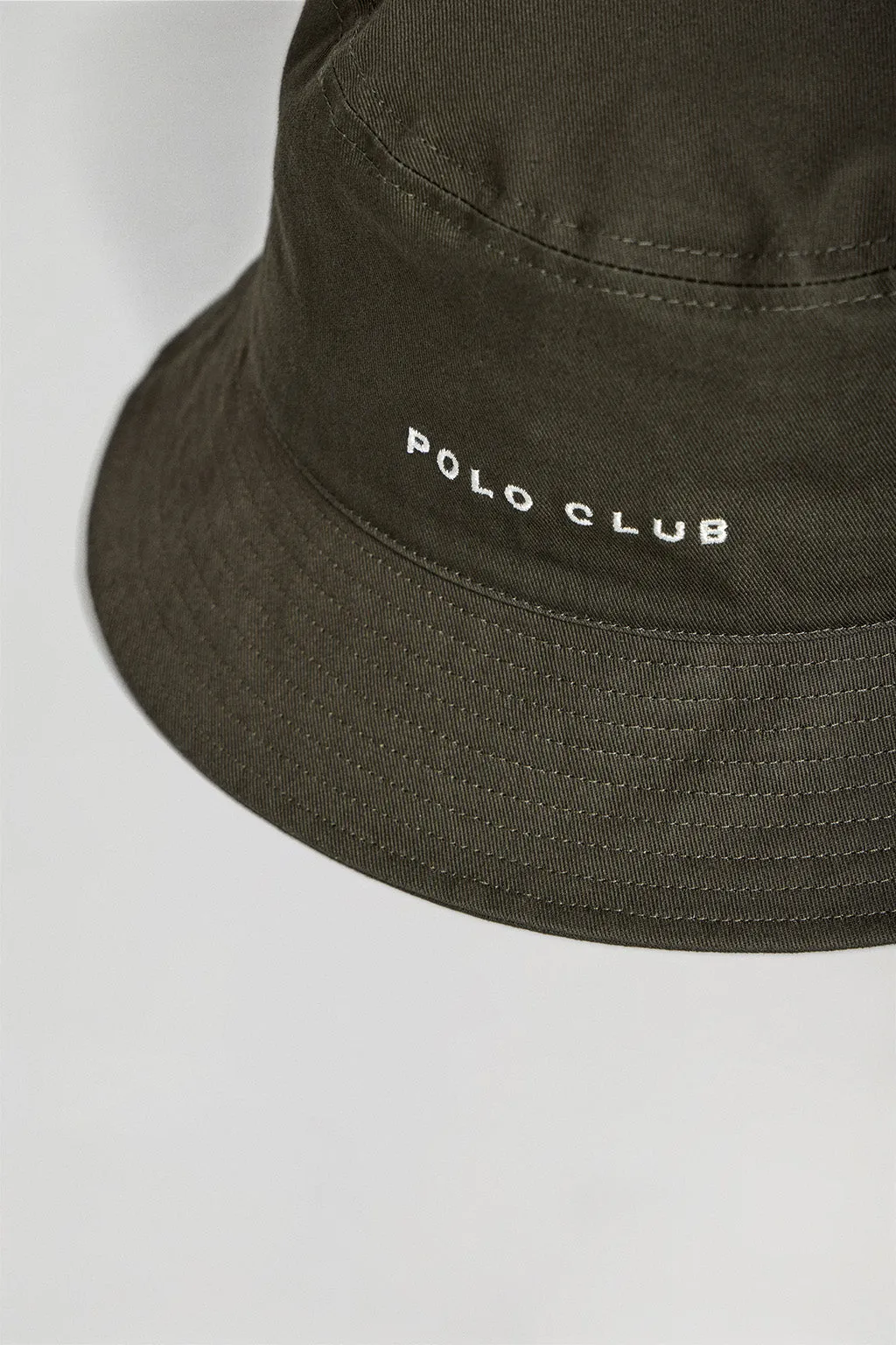 Sombrero bucket verde caqui con logo bordado minimal Polo Club